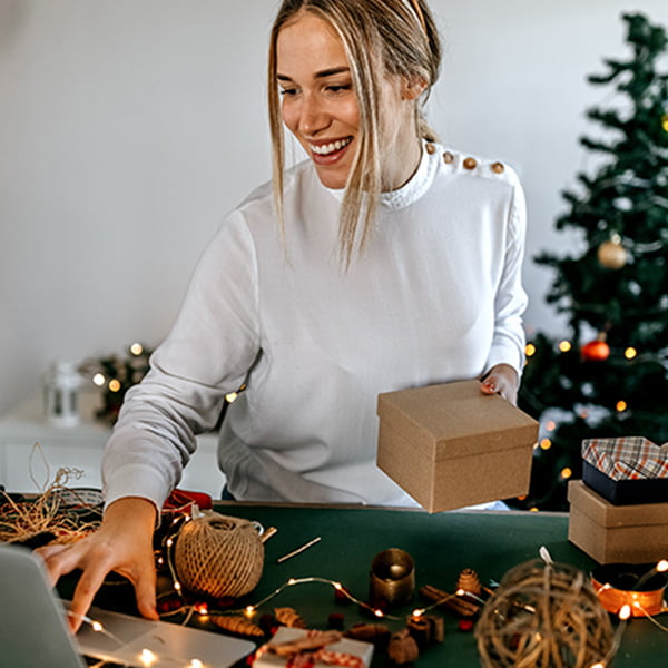 6975 N Bullet Point Christmas Shipping 600x600 1